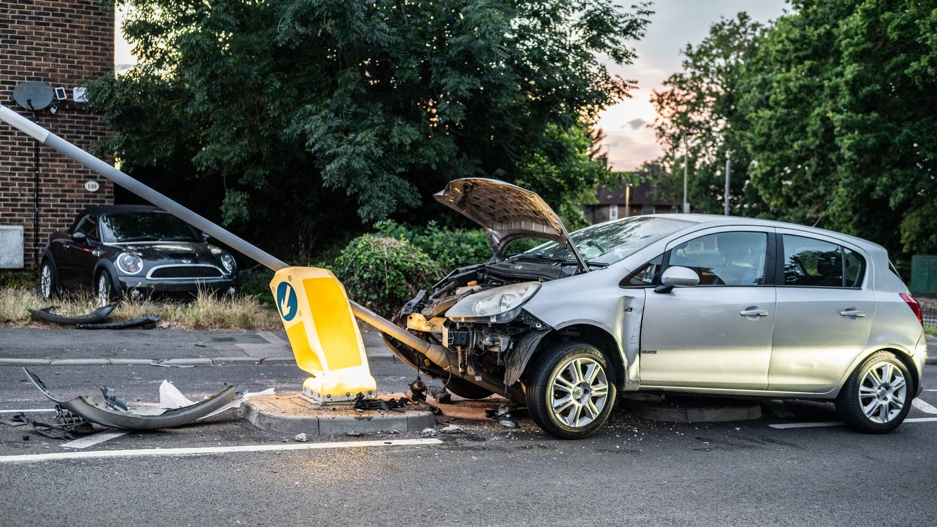 Coche siniestrado tras un accidente de tráfico — calculadora de indemnización según el baremo
