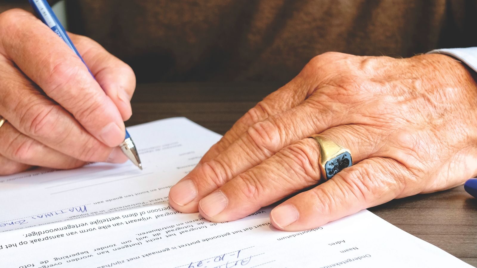 Firma de los documentos de una herencia en Bizkaia